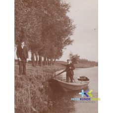 br 73 W.Bruns in een roeiboot